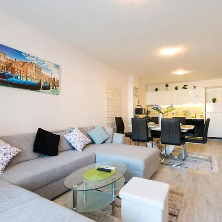 La Luxury Golden Sands